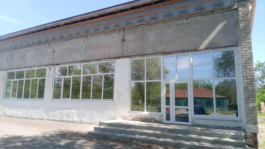В таловском селе Новая Чигла продолжили капитальный ремонт борцовского зала для самбистов