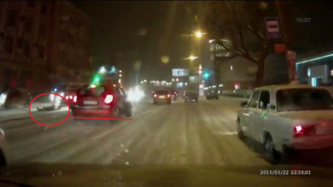 В Сети появилось видео, как в Воронеже мужчину, перебегавшего дорогу, сбили сразу две машины
