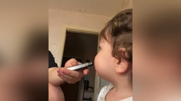 Соцсети: в Воронеже мать заставила маленькую девочку курить вейп и сняла это на видео