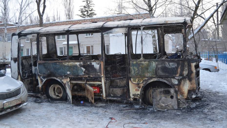 В Семилуках сгорел пассажирский «ПАЗ»