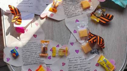 Россошанские школьники и студенты отправили участникам СВО более 500 писем со сладостями