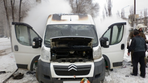 В Железнодорожном районе Воронежа загорелся микроавтобус