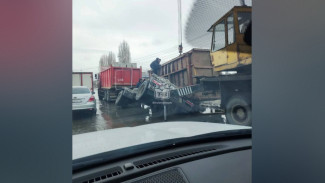 В Воронеже прицеп грузовика упал в огромную лужу