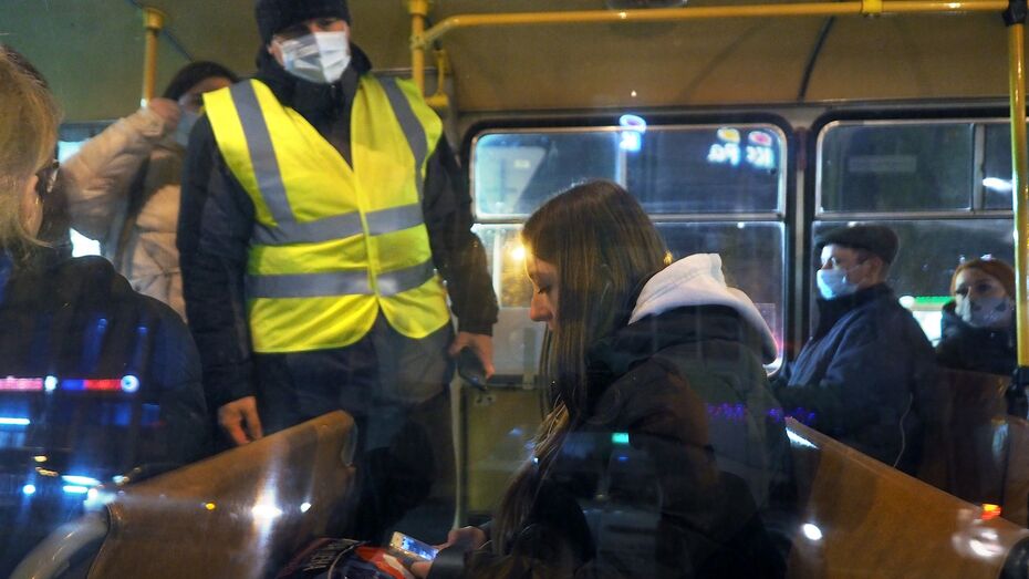 Протоколы за проезд в транспорте без маски выписали на 450 воронежцев