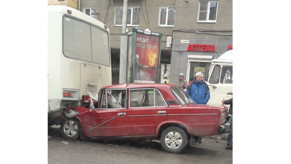 В Воронеже ВАЗ-2106 врезался в маршрутку №68 