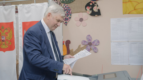 Губернатор Александр Гусев проголосовал на выборах депутатов Воронежской областной и городской дум