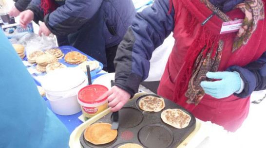 Торговцев блинами на площади Ленина обязали нарядиться в платки с русско-народным принтом