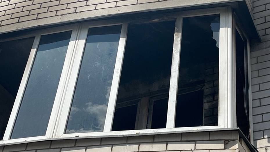 В Воронеже балкон многоэтажки выгорел из-за сброшенного сверху окурка