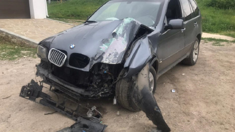 Воронежец разбил BMW X5 о столб: пострадал 37-летний пассажир