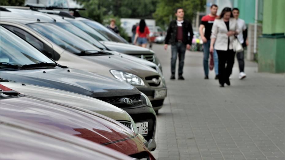 Более 500 воронежских автомобилистов оштрафовали за парковку на газонах и в скверах