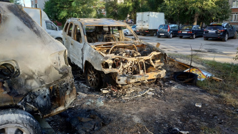 Во дворе в Воронеже сгорели 3 иномарки 