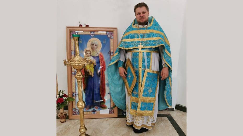 Жительница Подмосковья подарила стеклодувные иконы монастырю и храму Подгоренского района