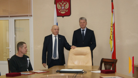 В Боброве вручили награды за поддержку участников СВО