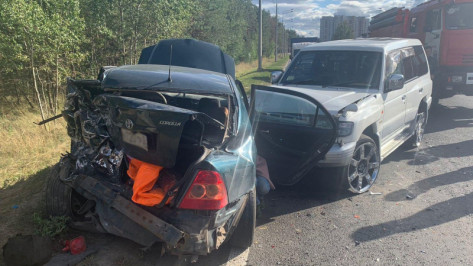 В Воронеже Mitsubishi врезался в стоящую Toyota: пострадали 2 детей