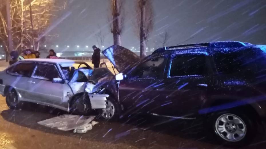 Водитель погиб при лобовом столкновении автомобилей на улице Софьи Перовской в Воронеже