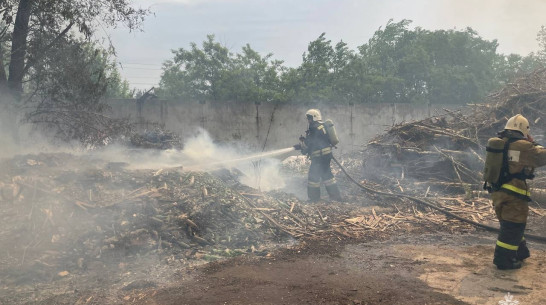 Пожар на складе с деревянными поддонами потушили в Воронеже