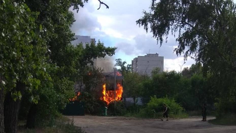 На бывшем рынке «Южный» в Воронеже сгорел заброшенный ангар