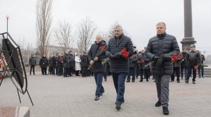 Губернатор Александр Гусев почтил память защитников Воронежа в годы Великой Отечественной войны