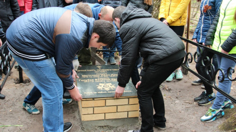 В Новоусманском поселке установили гранитную доску на воинском захоронении