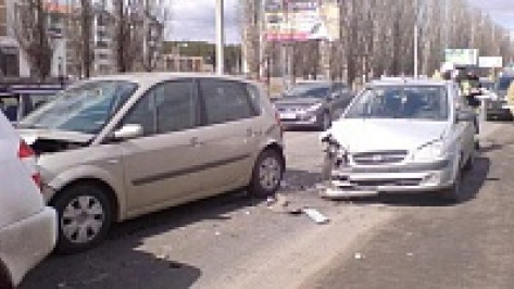 На Московском проспекте столкнулись три автомобиля