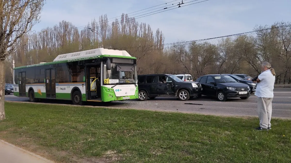 Чернавский мост встал в пробке утром 11 апреля из-за ДТП с автобусом в  Воронеже