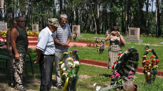 Репьевцы побывали на месте захоронения своего отца и деда, погибшего в 1943 году