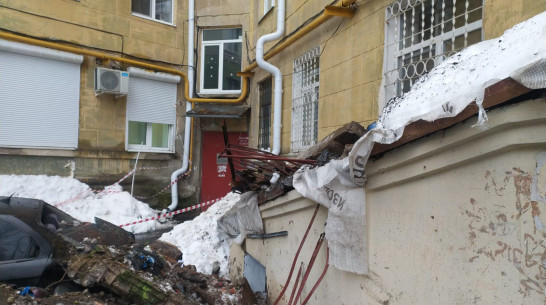 Два балкона обрушились на машины в центре Воронежа