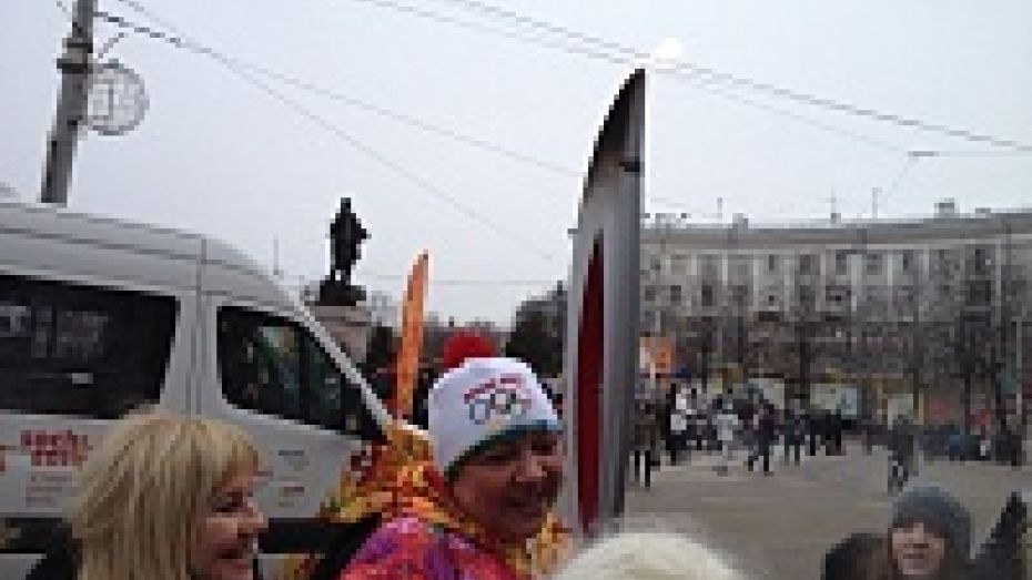 Ирина Макогонова дала воронежцам подержать олимпийский факел (ВИДЕО)