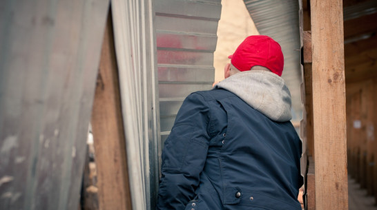 В Воронеже легенда стрит-арта Кирилл Кто искал объекты для выставки на мусорках и в подвалах