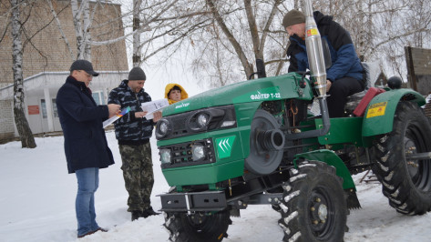 Многодетной семье из павловской Николаевки подарили трактор