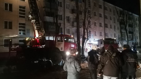 Появились видео с места пожара с горящей 5-этажкой в Воронеже