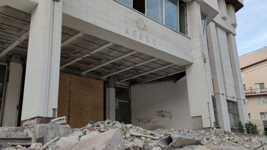 В Воронеже начали демонтаж старейшего бизнес-центра «Апекс»