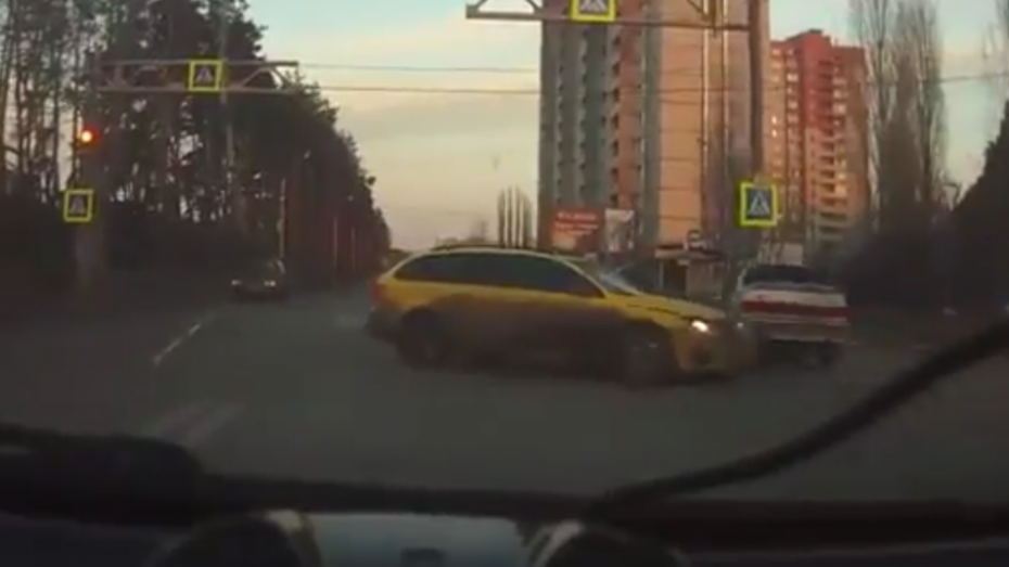 Столкновение «ВАЗа» и Skoda в центре Воронеже попало на видео