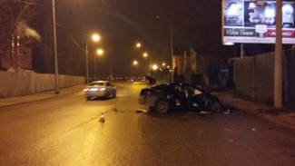 В Воронеже иномарка врезалась в фонарный столб: погиб водитель