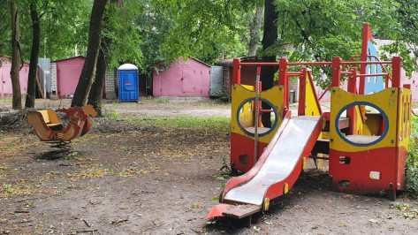 В центре Воронежа туалет для строителей поставили у детской площадки