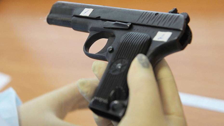 Попытка продать пистолет сотруднику ФСБ довела 3 воронежцев до суда