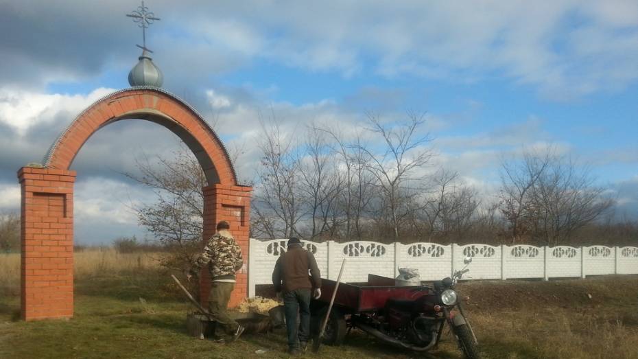 Новохоперские общественники благоустроили 2 кладбища