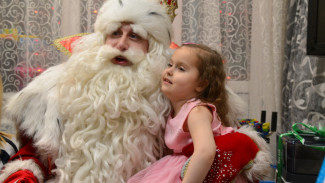 «Ты будешь ходить!». Дед Мороз подарил парализованной девочке из Воронежа 400 тыс рублей