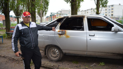 В Семилуках неизвестные подожгли  легковой автомобиль