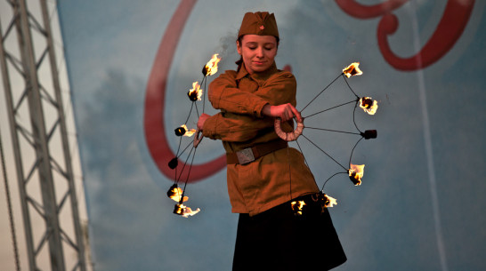 В Воронеже на Адмиралтейской площади зажглись «Огни Победы»