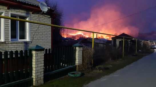 Очевидцы рассказали о пожарах возле райцентра в Воронежской области