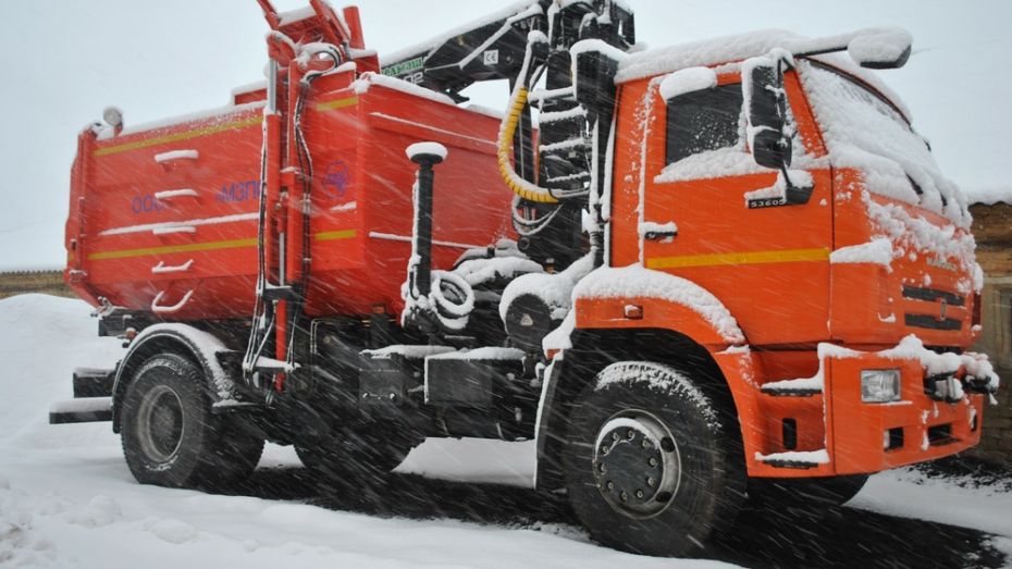 Семилукские коммунальщики вышли на расчистку снега в 4 утра