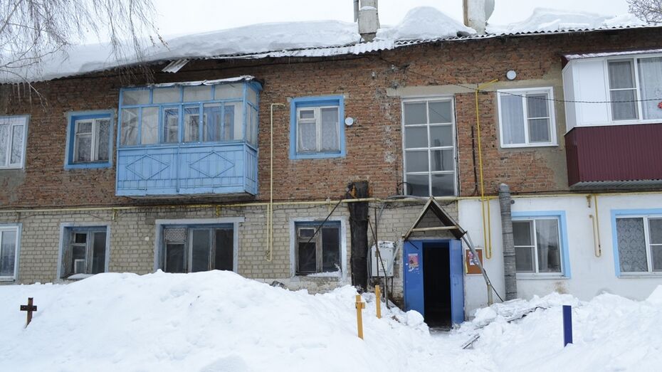В Грибановке при сходе снега с крыши 2-этажного дома упал шифер