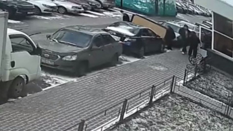 В воронежском ЖК «Озерки» неизвестные уронили на автомобиль диван