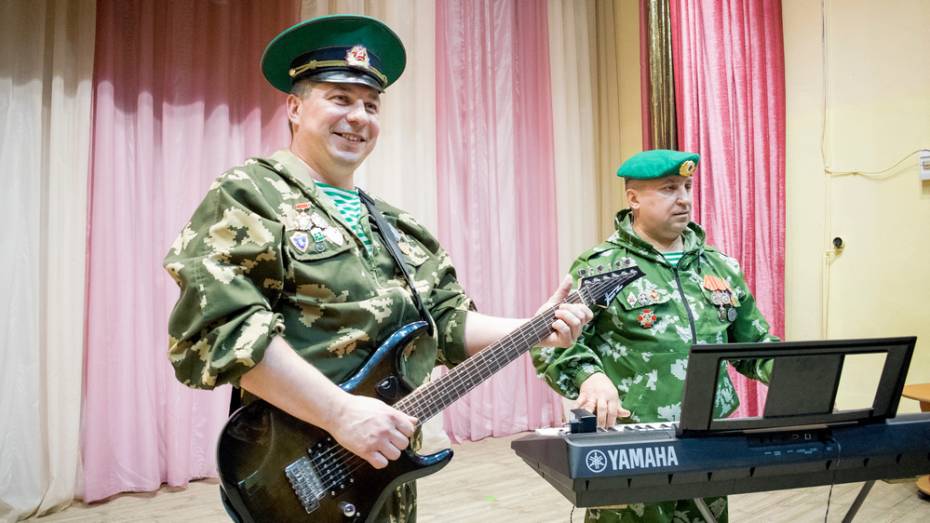 В Лисках ветераны-пограничники создали вокально-инструментальный дуэт