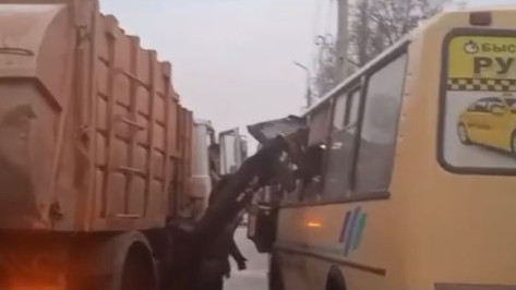 В Воронежской области 44-летняя пассажирка автобуса пострадала от мусоровоза