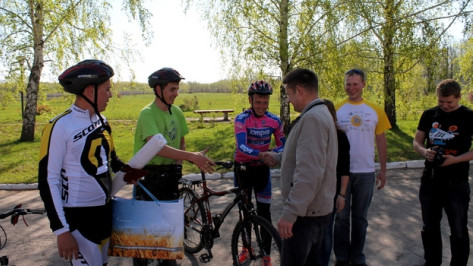 Участники патриотического велопробега увезли из Воронежа землю с братских могил