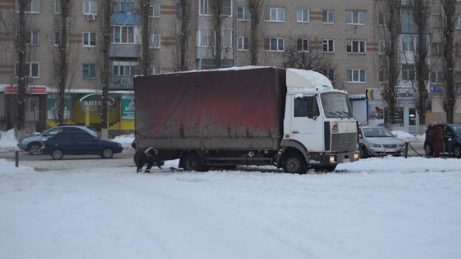 В Семилуках на главной площади из-за снежных заносов застрял грузовик