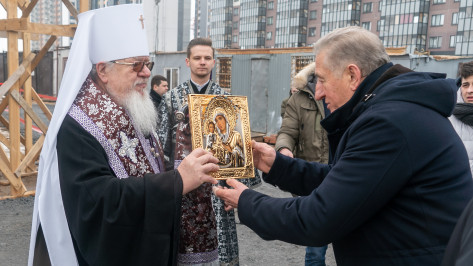 Сенатор Сергей Лукин посетил строящийся храм в воронежском микрорайоне Шилово