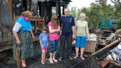 В Кантемировке многодетная семья в результате пожара лишилась крыши над головой